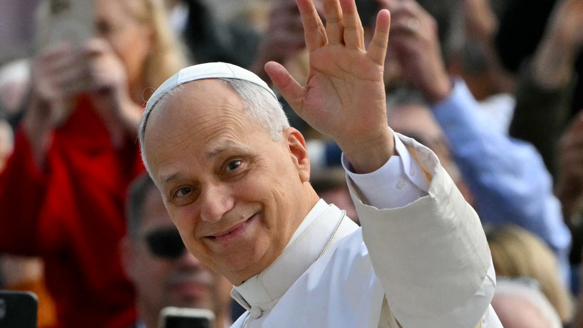 White Sox fan Pope Leo XIV was jokingly given Cubs jersey at the Vatican