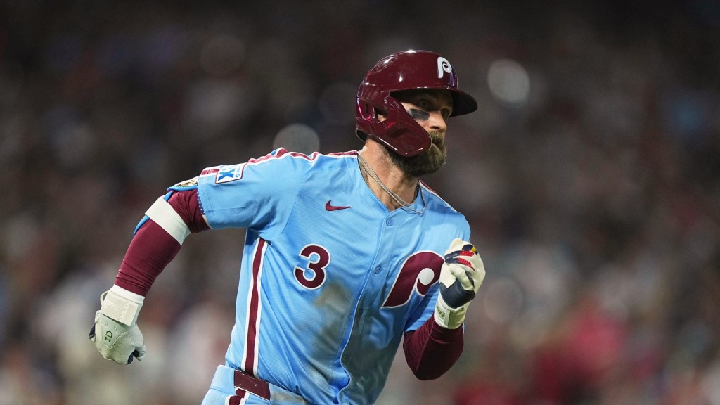 Bryce Harper homers, Phillies draw 31,000 for intrasquad tune-up