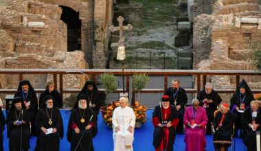 Assyrian leader gifts Pope Leo Chicago Cubs jersey