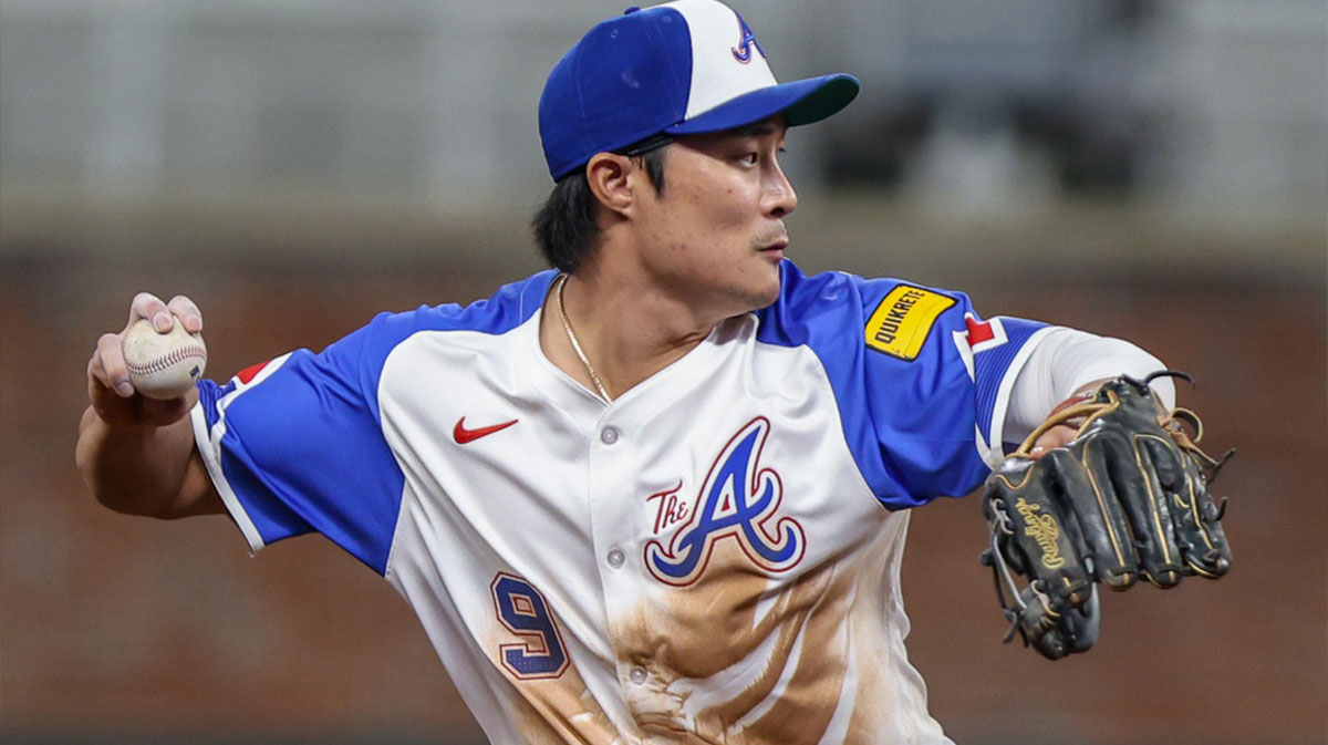 Atlanta Braves shortstop Ha-Seong Kim (9) throws the ball to first base for an out against the Pittsburgh Pirates during the seventh inning at Truist Park.