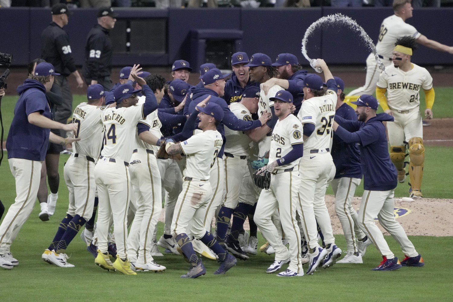 The Milwaukee Brewers Are Going to the National League Championship Series - Brewers