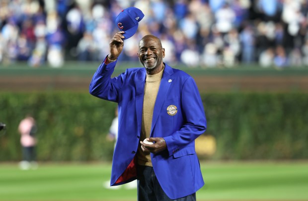 Former Chicago Cubs relief pitcher Lee Smith acknowledges the cheers...
