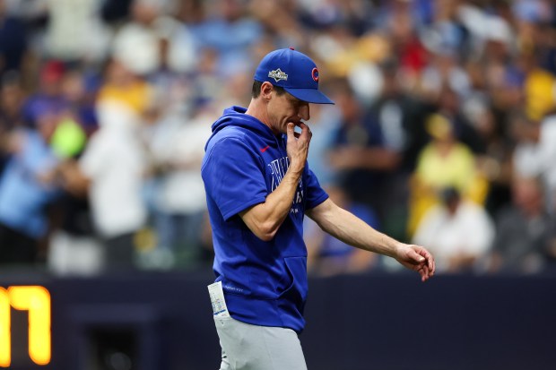 Chicago Cubs manager Craig Counsell (11) walks to the dugout...