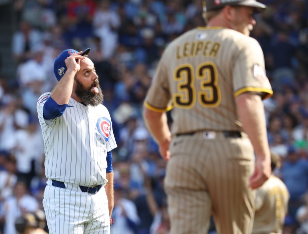 Chicago Cubs starting pitcher Andrew Kittredge (59) walks to the...