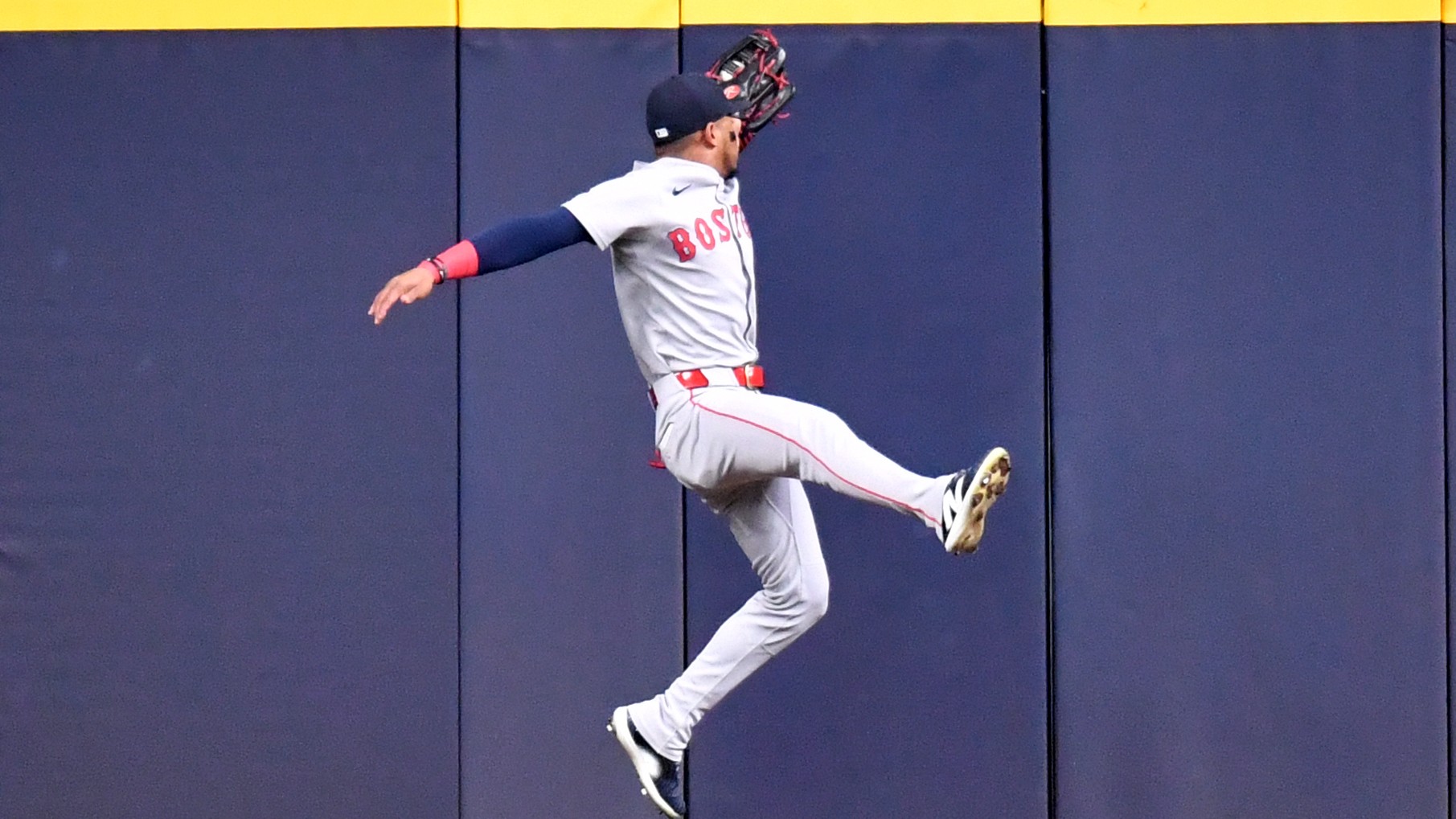 Red Sox Player Named 2025 Fielding Bible Award Winner