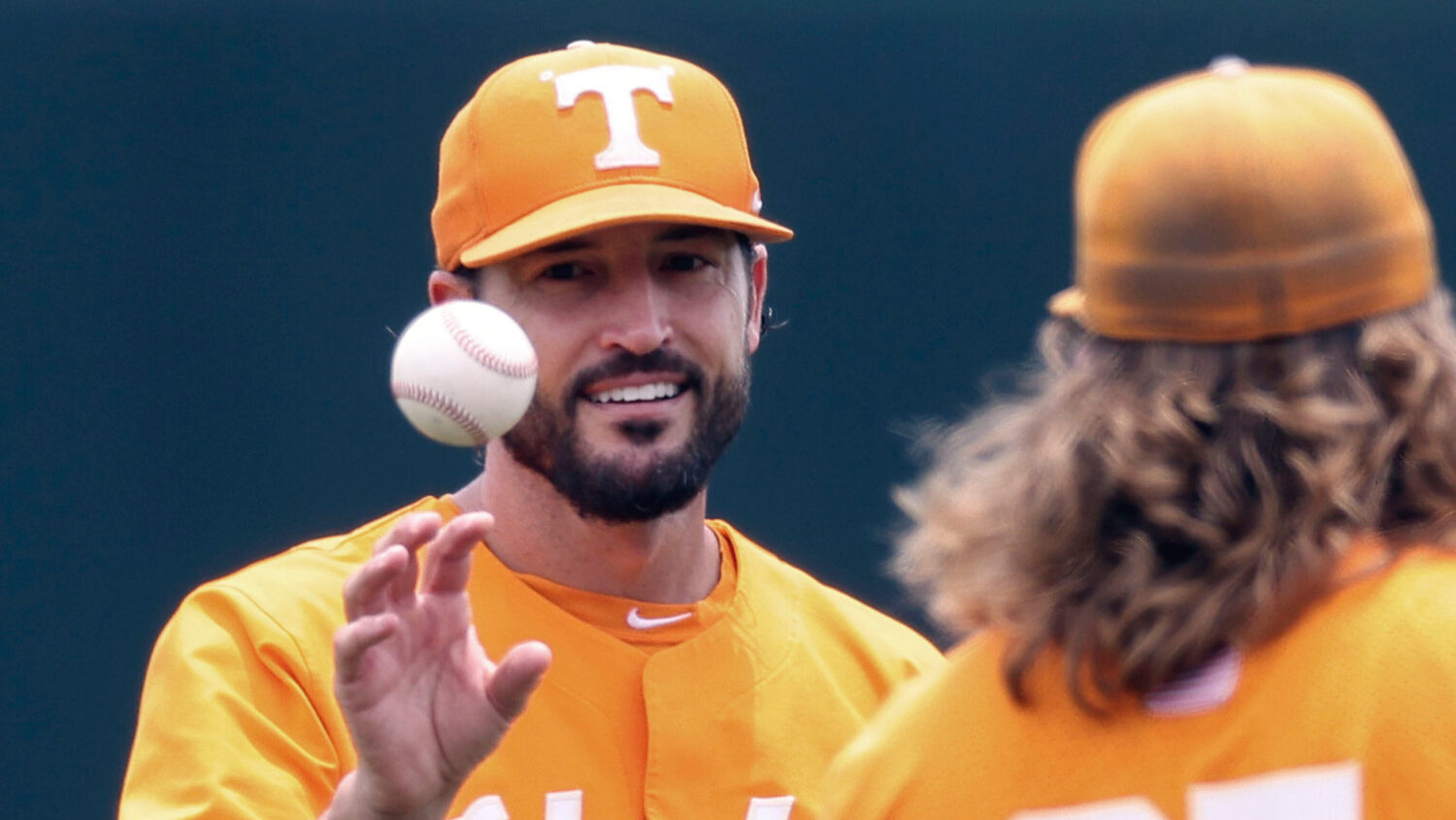 Tennessee head coach Tony Vitello, left, talks with pitcher Kirby Connell before an NCAA college ba...