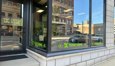 brewers_playoffs_tickets_ticket_king_alyson_bruner_wi_100225