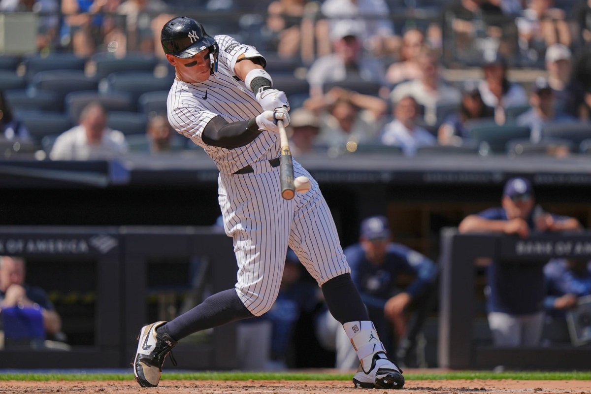 mets and New York Yankees' Aaron Judge hits a single during the sixth inning of a baseball game against the Tampa Bay Rays, Saturday, May 3, 2025, in New York. (AP Photo/Frank Franklin II)