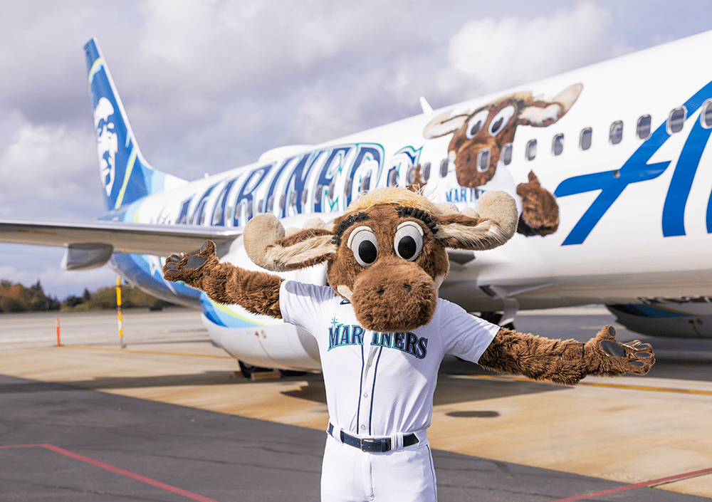 Alaska Airlines celebrates historic Seattle Mariners season with flight and gate event