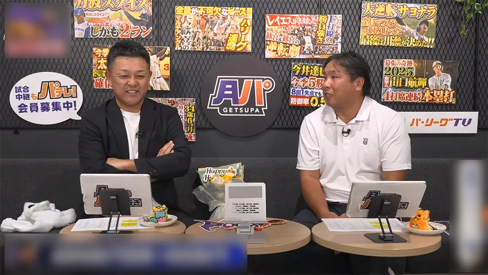 Motonobu Tanishige (left) and Tomoya Satozaki (right) © Pacific League TV