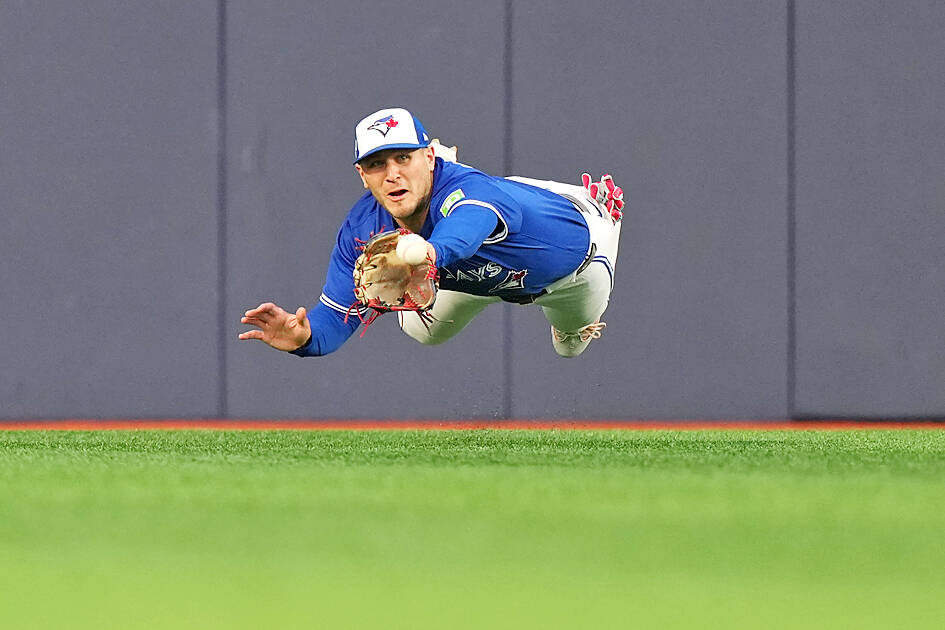 Dodgers edge Brewers in Game 1