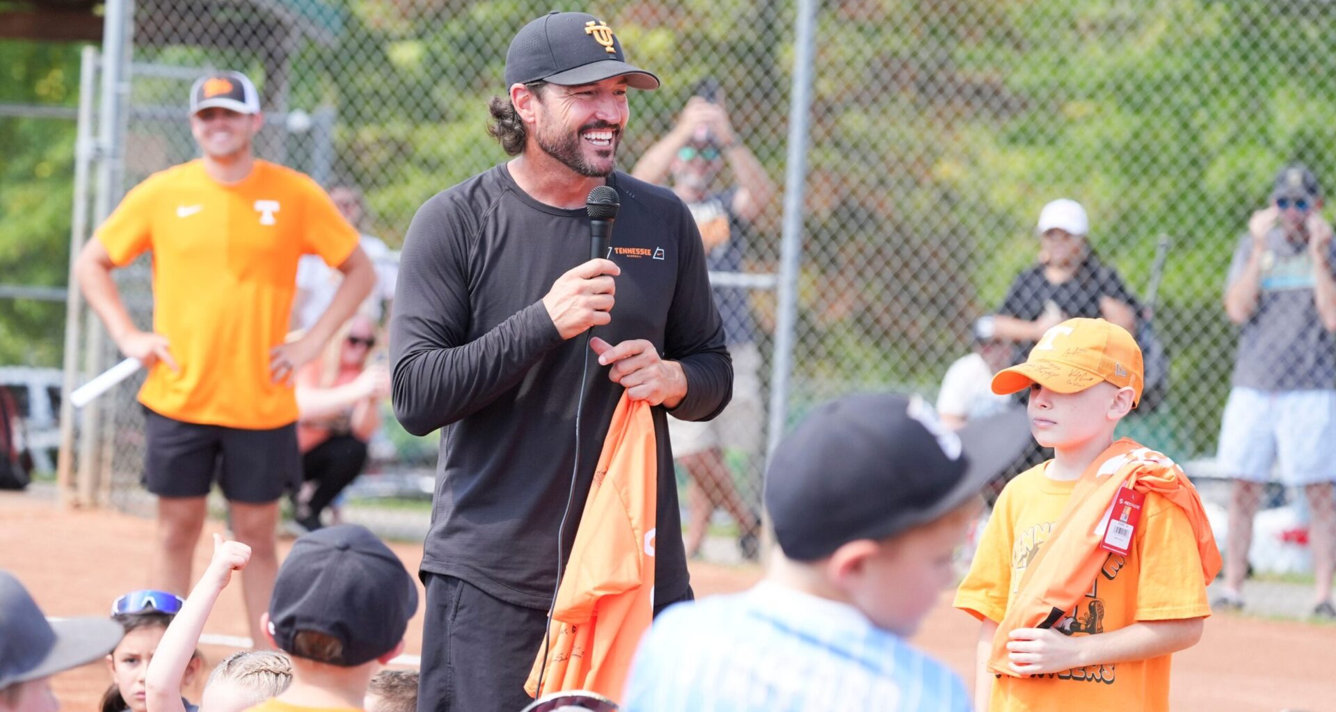 Tony Vitello reacts to fans' chants at Tennessee practice amid Giants rumors