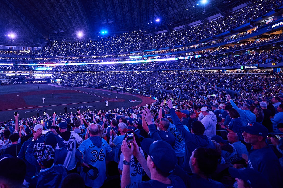 Blue Jays fans, resellers race for World Series tickets