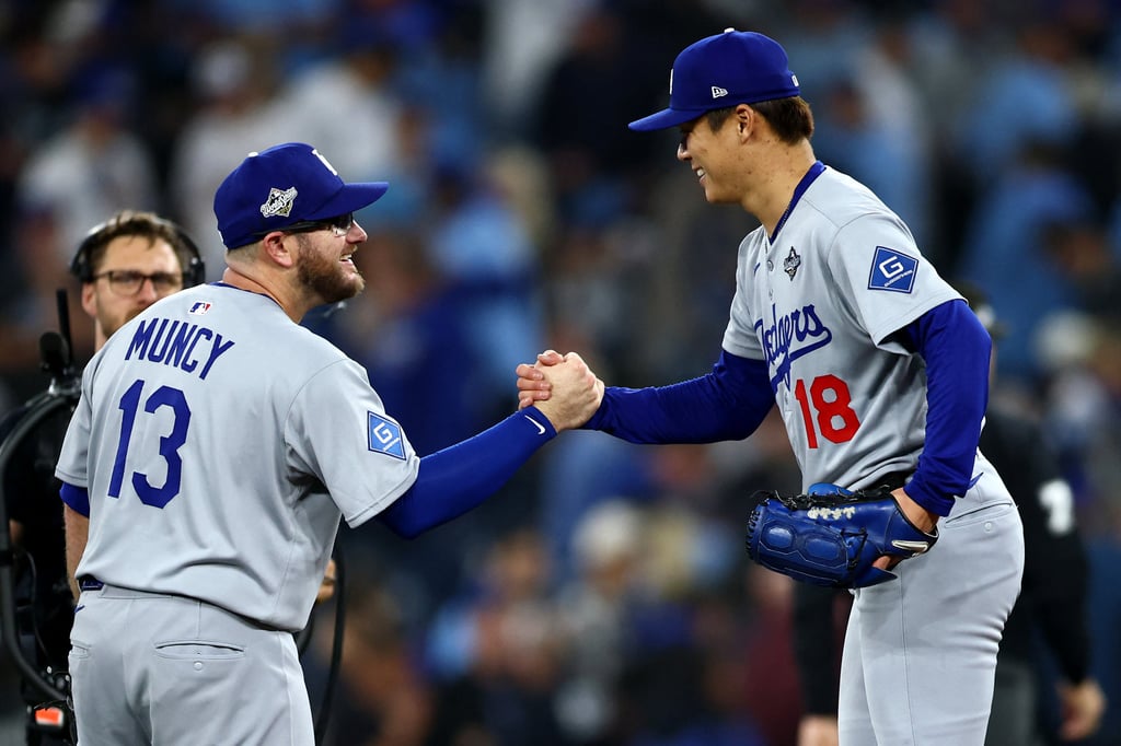 Max Muncy (left) of the Los Angeles Dodgers celebrates with Yoshinobu Yamamoto. Photo: Getty Images