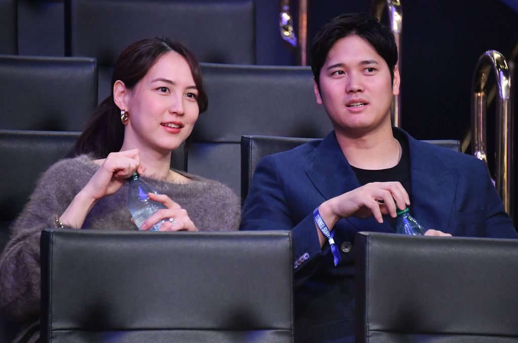 Mamiko Tanaka and Shohei Ohtani attend a basketball game