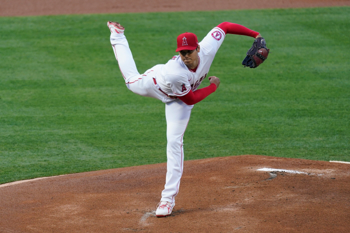 The catcher who received superstar Ohtani's ball four years ago...42-year-old Suzuki Angels head coach Ola without coaching experience, and Ohtani led the victory in 1,072 days