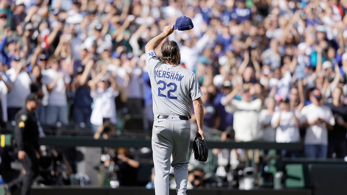 Clayton Kershaw acknowledges crowd