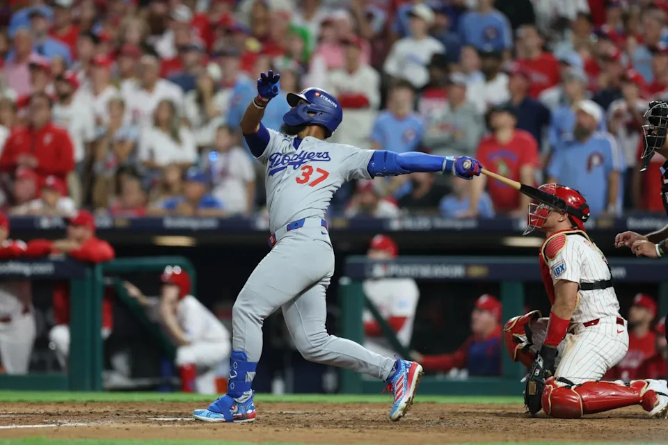 Teoscar Hernández hits a three-run home run for the Dodgers in the seventh inning.
