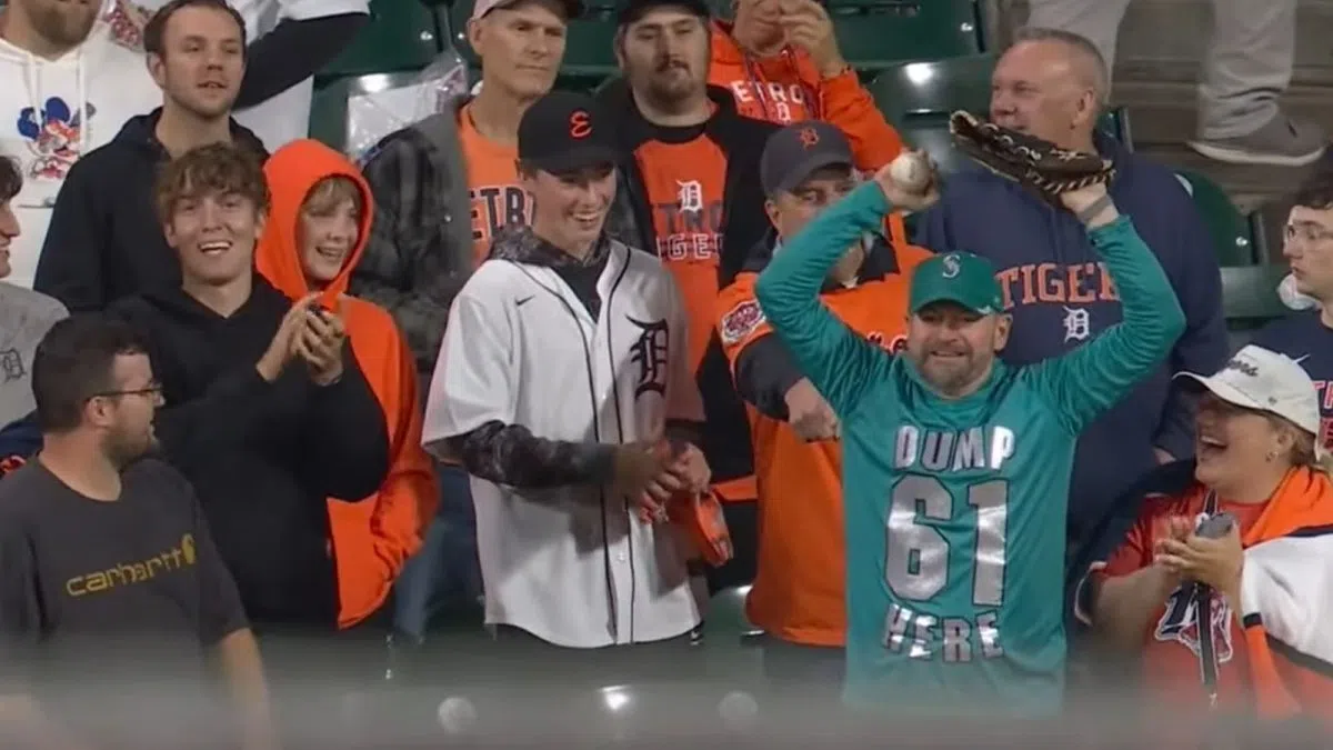 Seattle Mariners Fan in Perfect Shirt Catches Cal Raleigh’s First Postseason Home Run in Detroit