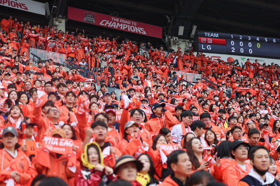 Fans watch Game 1 of the Korean Series between the LG Twins and Hanwha Eagles at Jamsil Baseball Stadium in southern Seoul on Oct. 26. [YONHAP]
