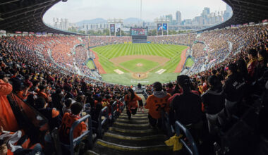 Fans watch Game 1 of the Korean Series between the LG Twins and Hanwha Eagles at Jamsil Baseball Stadium in southern Seoul on Oct. 26. [YONHAP]