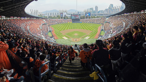 Fans watch Game 1 of the Korean Series between the LG Twins and Hanwha Eagles at Jamsil Baseball Stadium in southern Seoul on Oct. 26. [YONHAP]