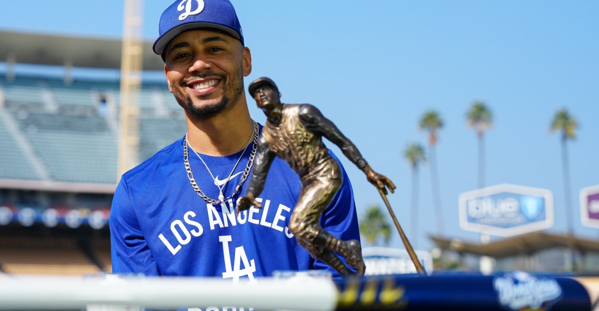 Dodgers news: Mookie Betts wins 2025 Roberto Clemente Award