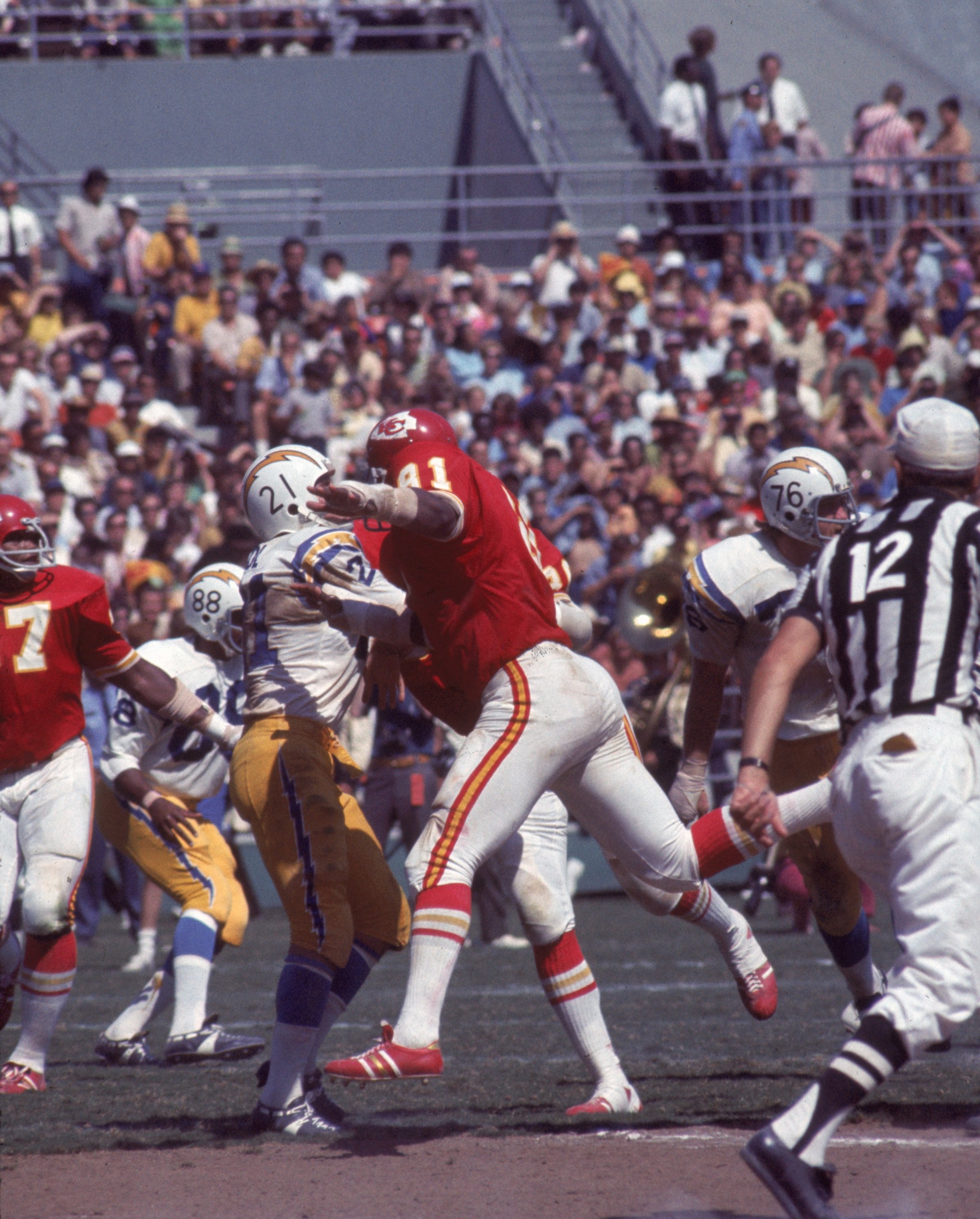 SAN DIEGO, CA - SEPTEMBER 19: Defensive end Marvin Upshaw #81 of the Kansas City Chiefs pressures quarterback John Hadl #21 of the San Diego Chargers at San Diego Stadium on September 19, 1971 in San Diego, California. The Chargers defeated the Chiefs 21-14. (Photo by Charles Aqua Viva/Getty Images)