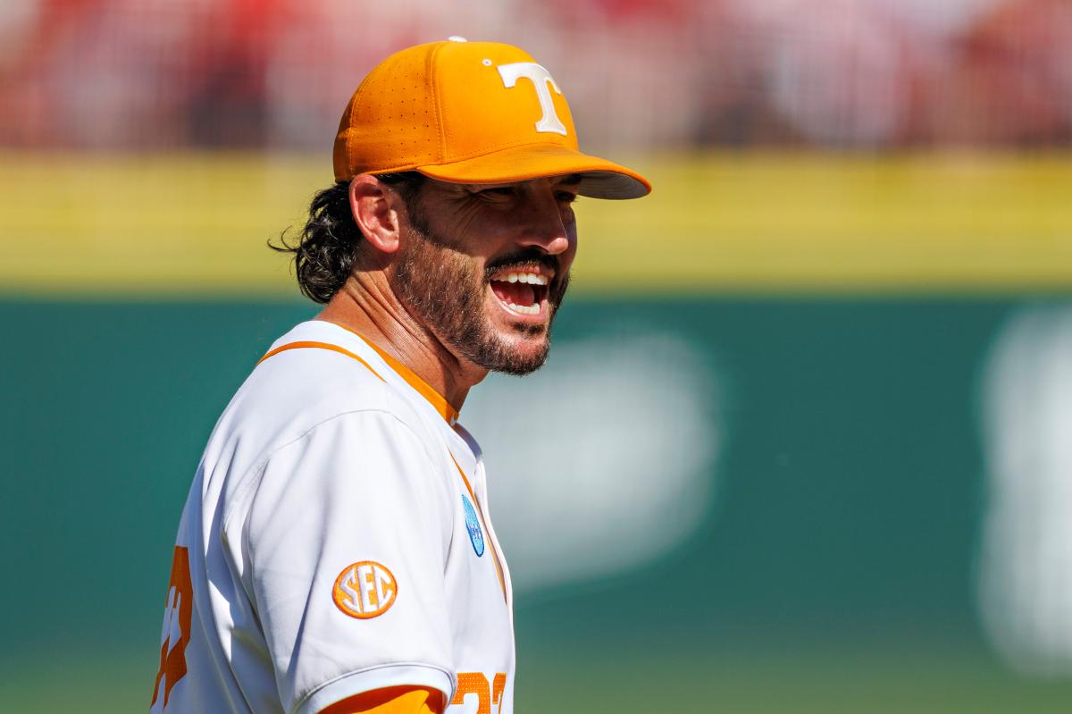 Giants 'moving toward' hiring Tennessee's Tony Vitello