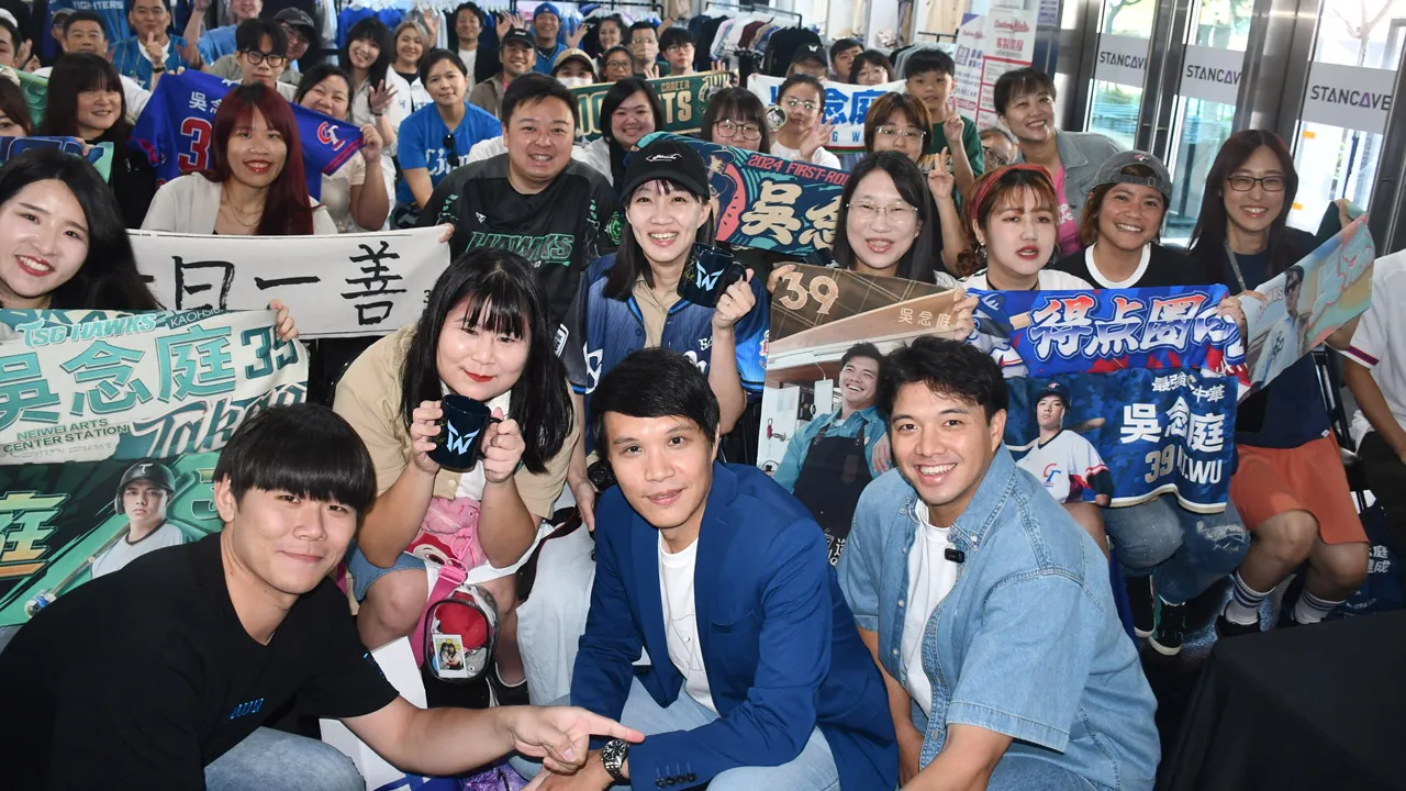 Wu Nien-ting (bottom right) poses for a commemorative photo with participants in the public viewing event. [©PLM]