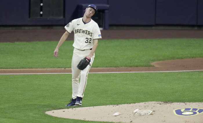 Hate starter → Brilliant bullpen resurrection! Sasaki should be suspended vs. Miserrowski, you cut us offWho's 100 miles stronger