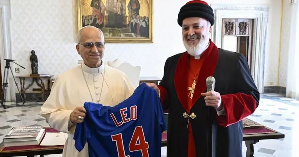 Pope Leo XIV, a White Sox fan, receives Cubs jersey from Assyrian Church leader – Boston 25 News
