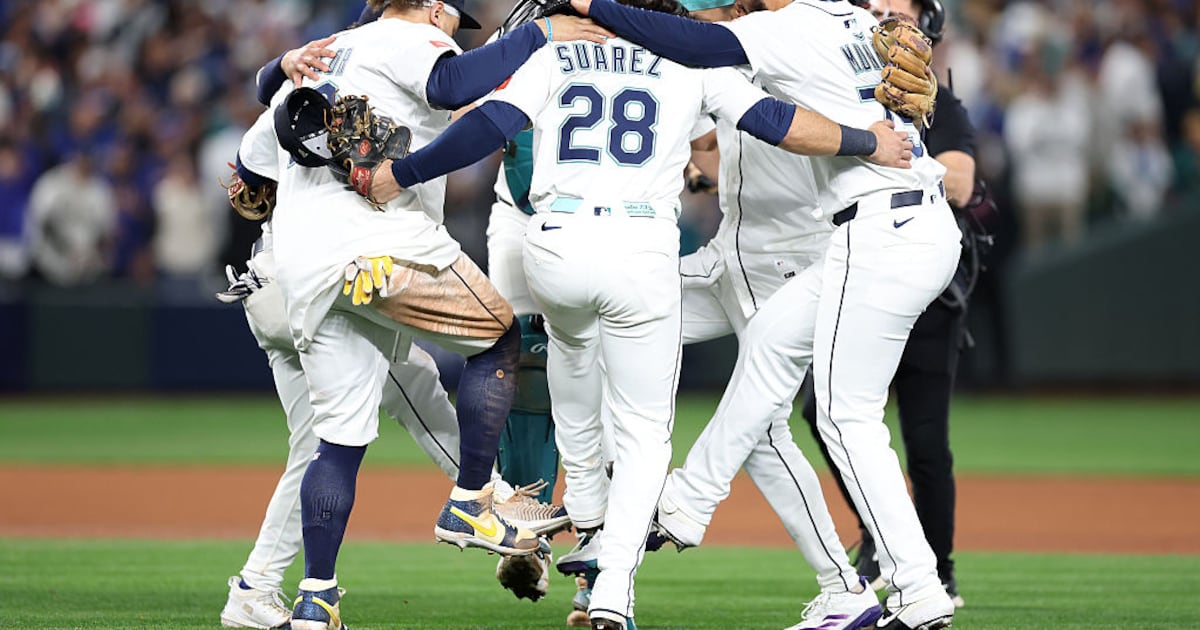 Mariners fans pour hearts out before historic Game 7 – KIRO 7 News Seattle