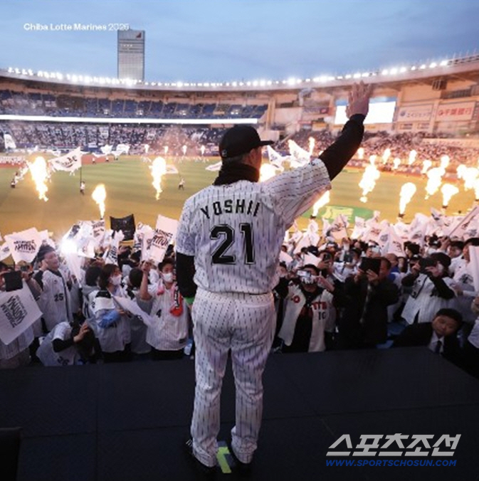 The last-place team's final regular season game was 29,467 spectators, and Lotte manager Yoshii cried (Min Chang-ki's Japanese baseball)