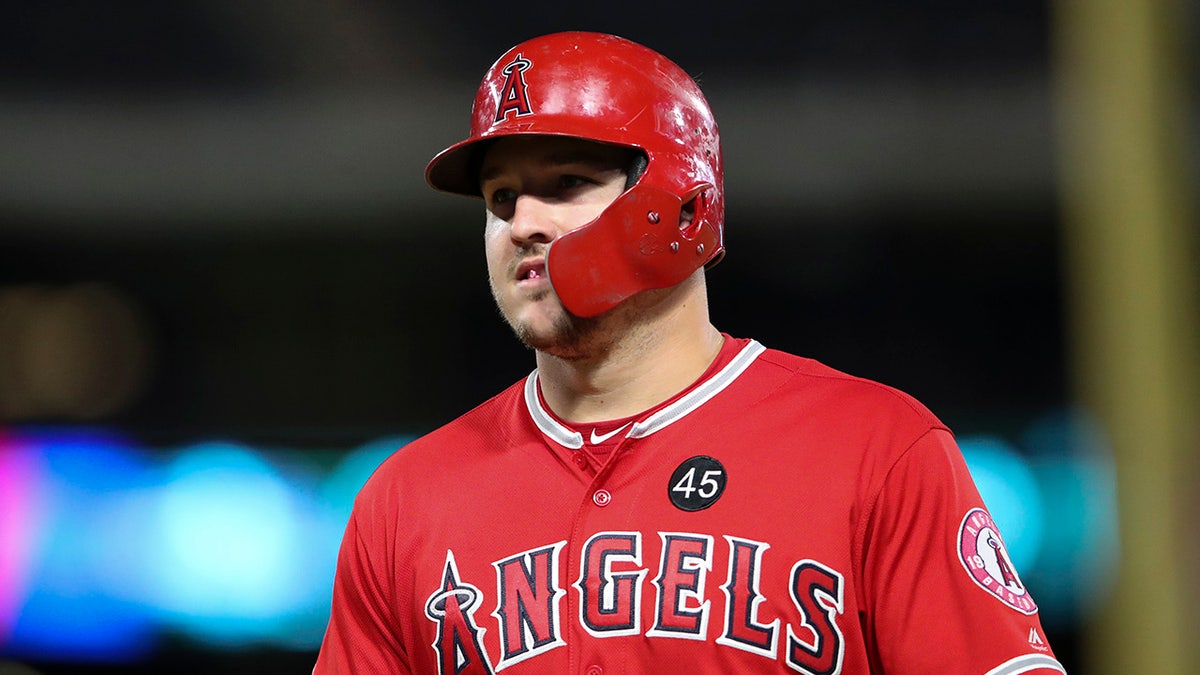 Mike Trout with Skaggs patch