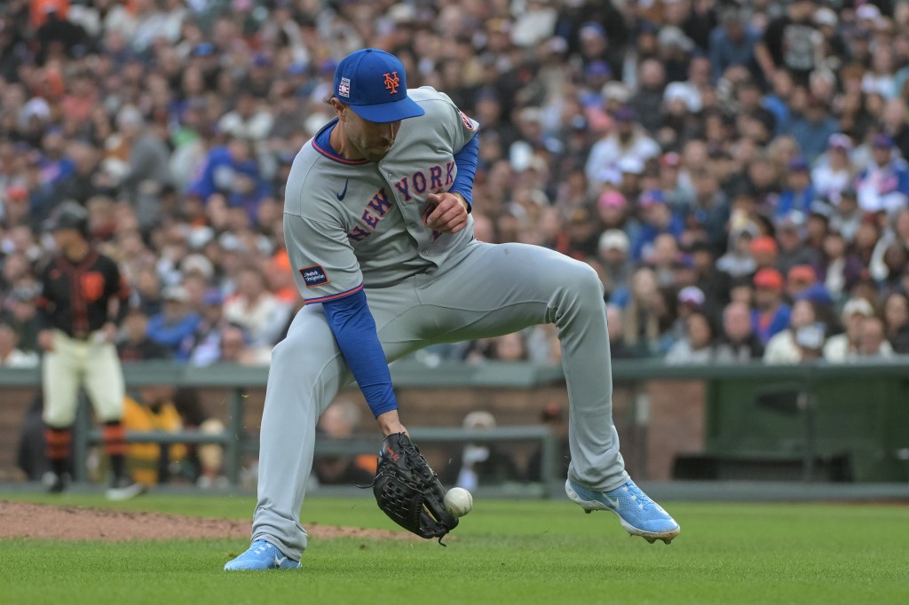 Mets pitcher David Peterson (23) fields a ground ball during the fourth inning against the Giants on July 26, 2025.