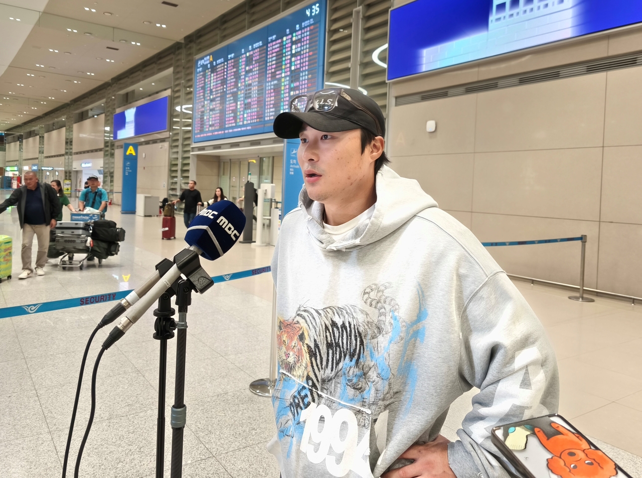 Atlanta Braves shortstop Kim Ha-seong speaks to reporters at Incheon International Airport, west of Seoul, on Thursday. (Yonhap)