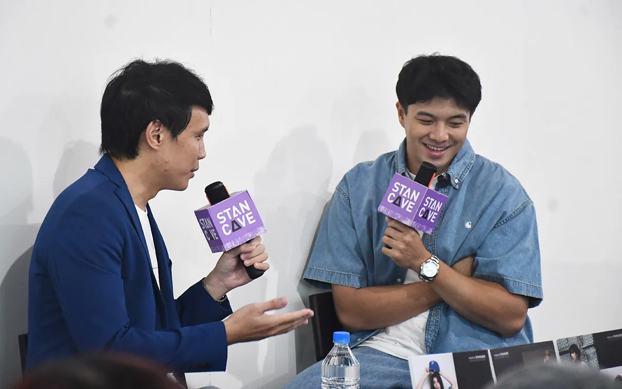 Wu Nien-ting lightens the mood with a well-coordinated conversation with DAZN Taiwan announcer Shek Hee-hsien. [©PLM]