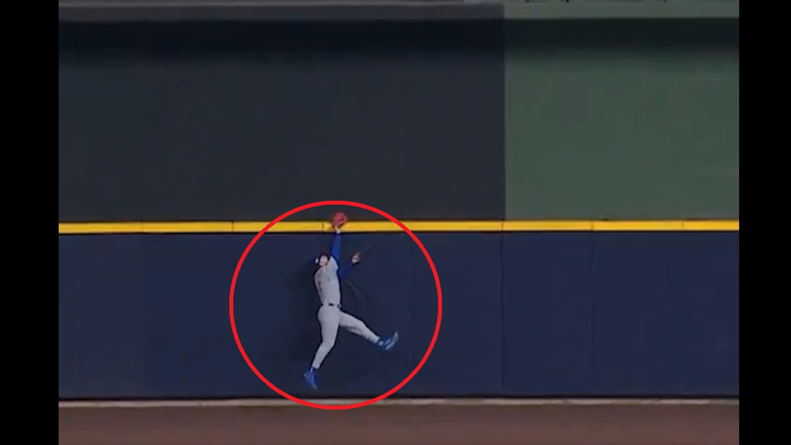 Pete Crow-Armstrong gets clowned for his awful attempt at a HR robbery