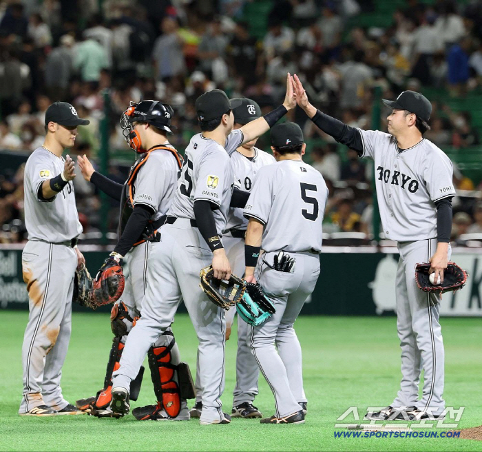 The picture is a bit weird...Legendary Guwata (Min Chang-ki's Japanese baseball team) who led the team to win the title and resigned due to poor performance in the first team and left the Yomiuri in five years