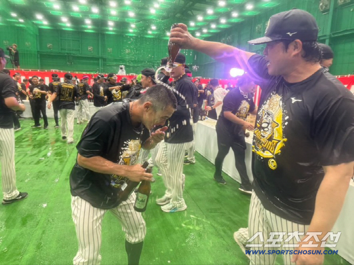 To confirm the championship on September 7 with 17 games left, the closing legend Fujikawa's players were strong, the first novice coach in Hanshin's 90-year history (Min Chang-ki's Japanese baseball)