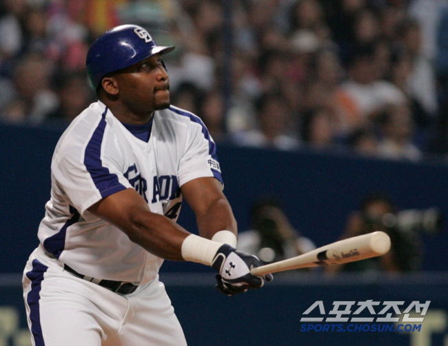 Tyrone Woods (Min Chang-ki's Japanese baseball) is the best power heater in Japanese professional baseball history, with frequent out-of-the-field home runs after crossing the back screen
