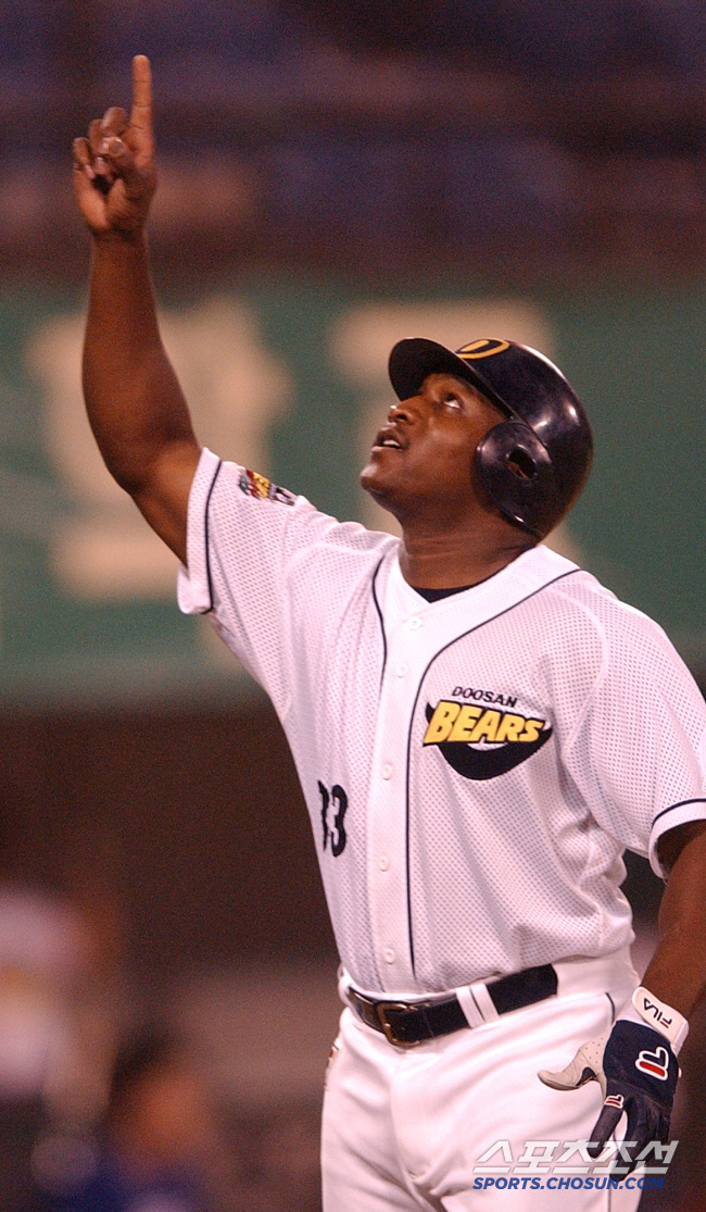 Tyrone Woods (Min Chang-ki's Japanese baseball) is the best power heater in Japanese professional baseball history, with frequent out-of-the-field home runs after crossing the back screen