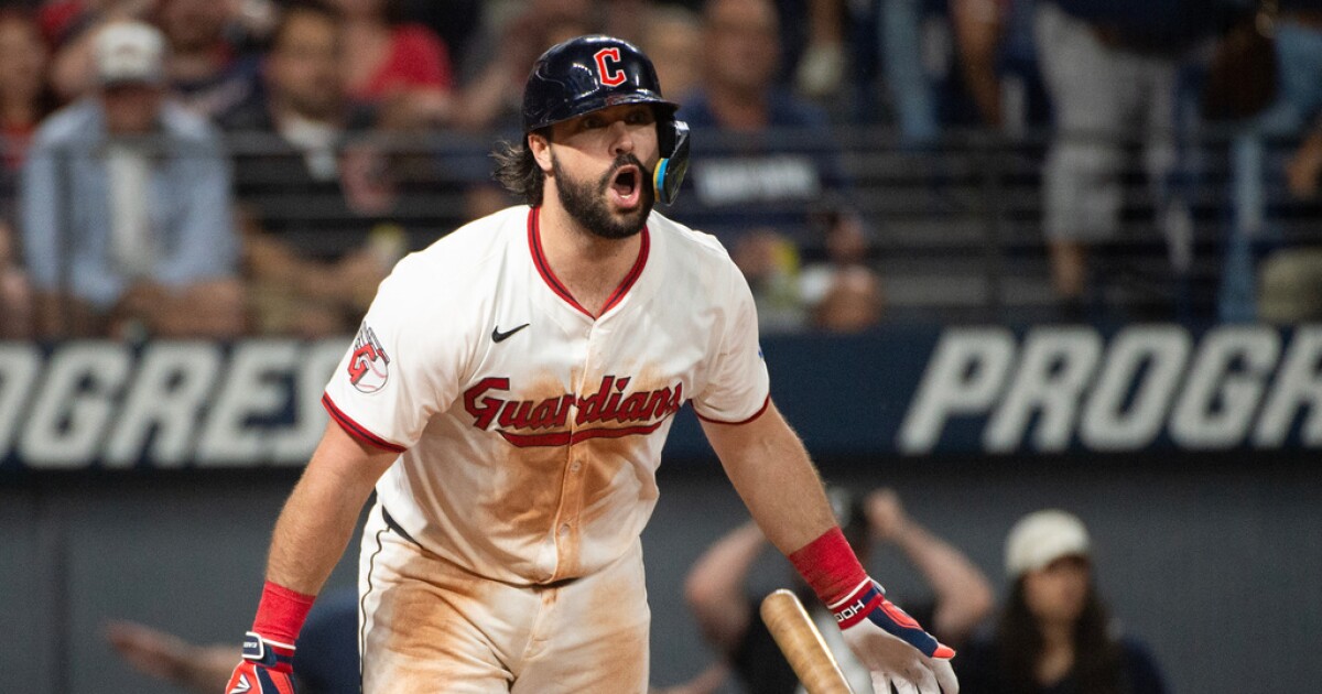 Guardians re-sign catcher Austin Hedges