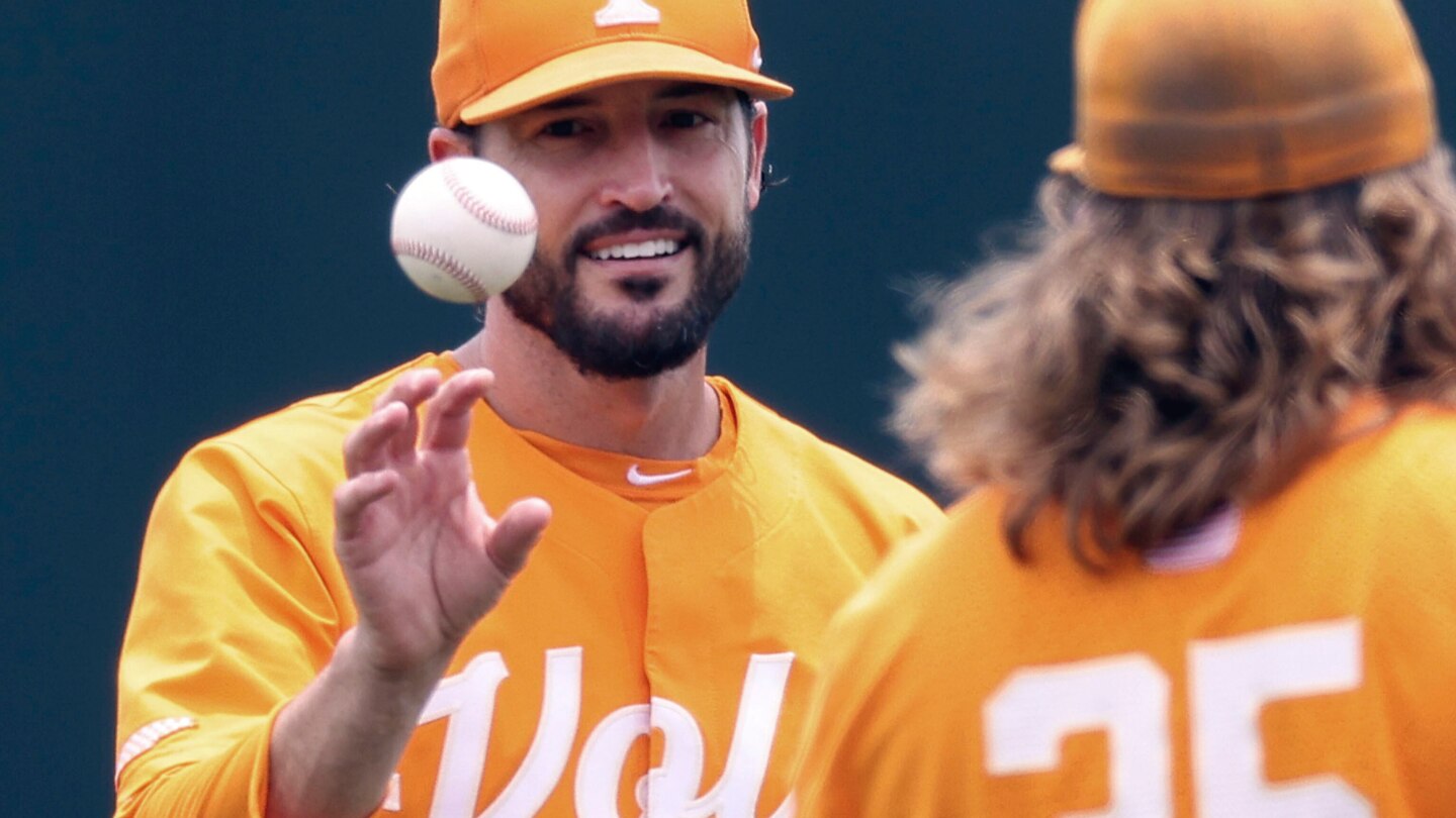 Giants hire Tennessee Vols coach Tony Vitello as manager