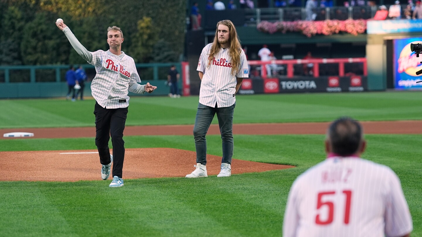 Roy Halladay's legacy lives on as son Braden throws 1st pitch at Phillies game