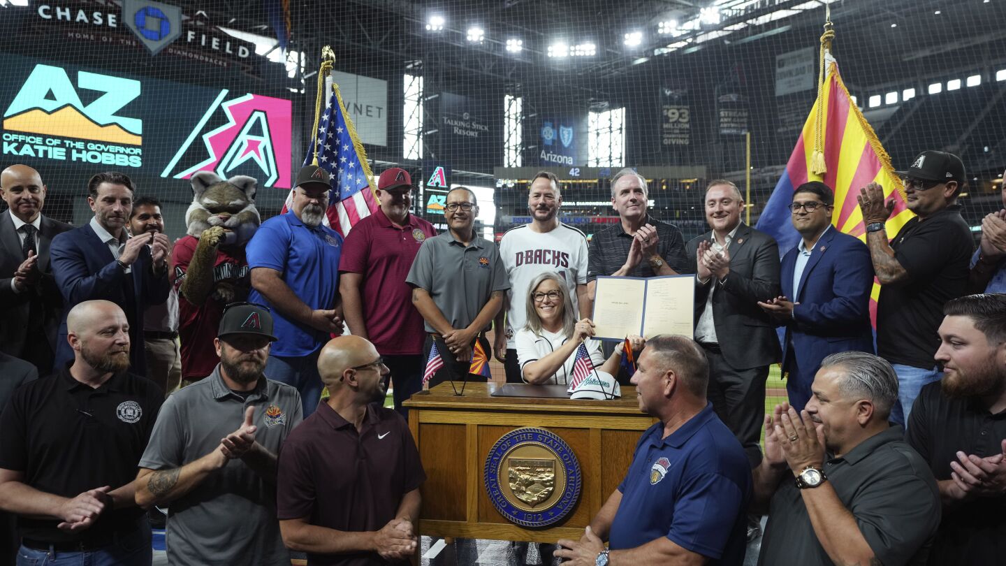 Diamondbacks to remain at Chase Field for 30 years after approval of renovation bill
