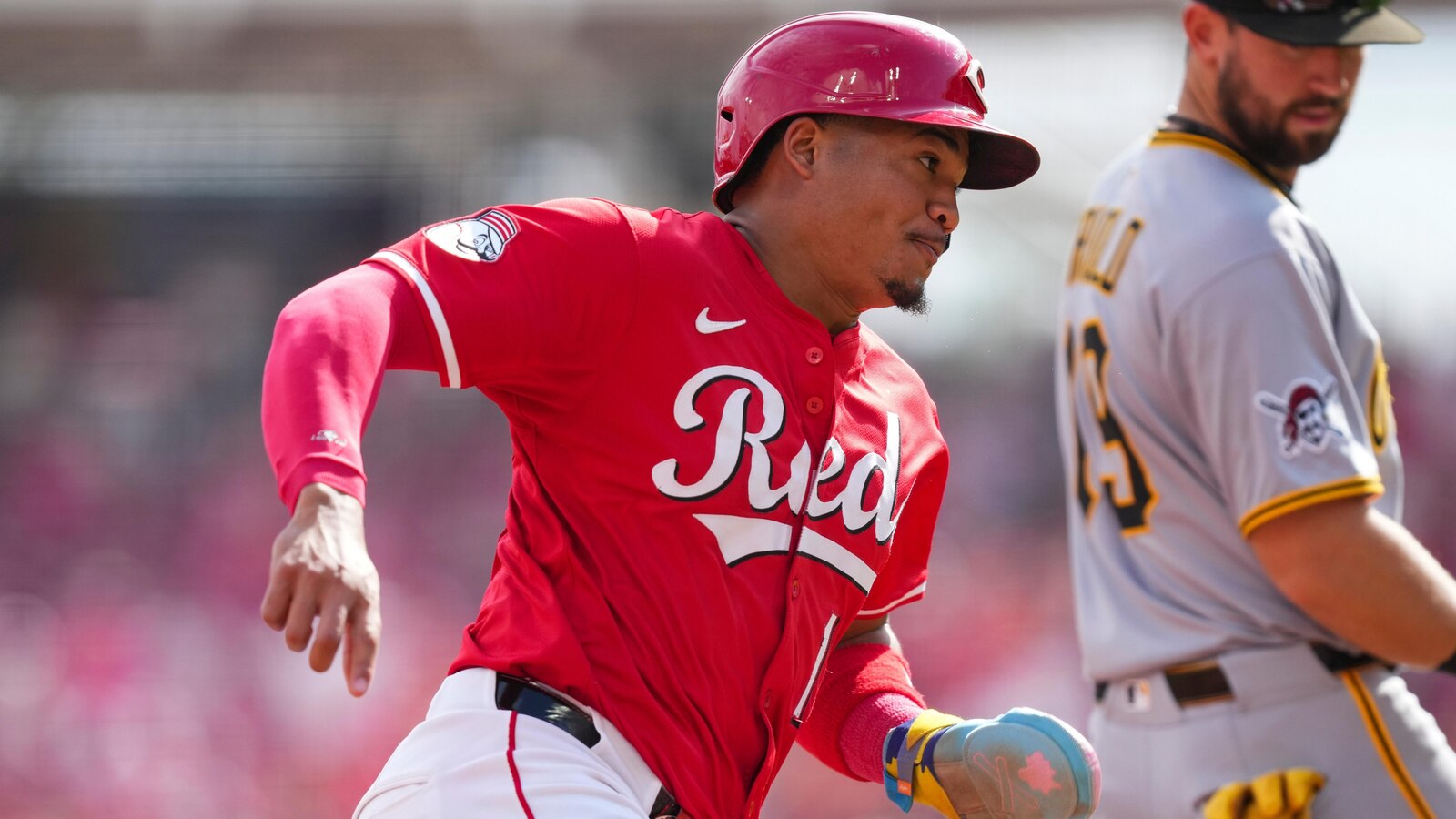 Marté robs Reynolds of tying homer in 9th, Reds beat Pirates 2-1 and close on Mets for wild card
