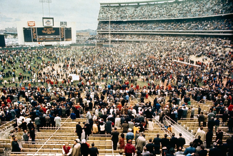 As the Worlds Series Champion New York Mets race from the field 10/16, thousands of fans dash to the turf of Shea stadium