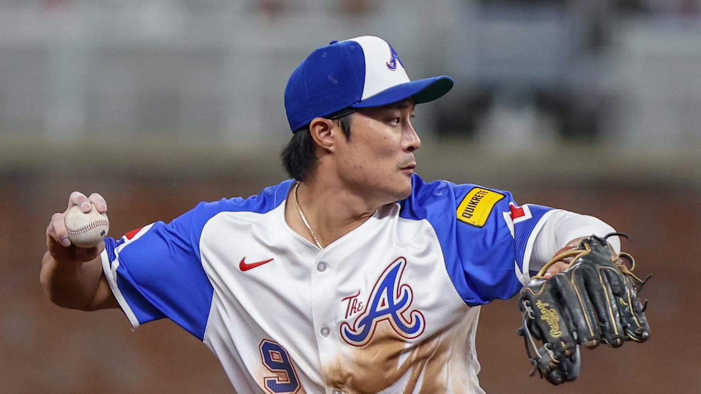 Sep 27, 2025; Cumberland, Georgia, USA; Atlanta Braves shortstop Ha-Seong Kim (9) throws the ball to first base for an out against the Pittsburgh Pirates during the seventh inning at Truist Park. Mandatory Credit: Jordan Godfree-Imagn Images